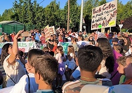 Imagen de archivo de una concentración vecinal contra la macroplanta.