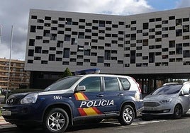 Un coche de la Policía Nacional frente a la comisaría de San Andrés.