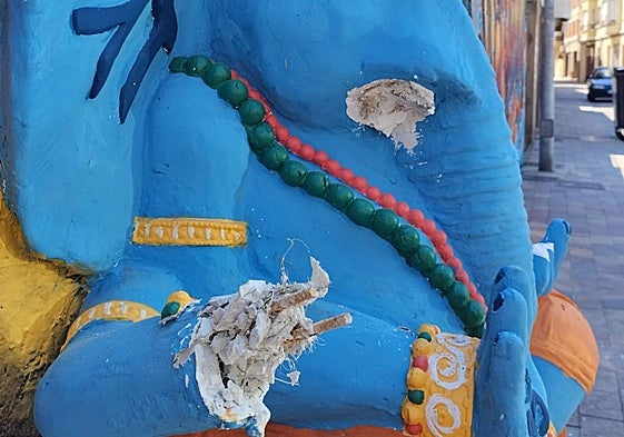 Detalle de la obra realizada y vandalizada en La Bañeza dedicada a los voluntarios fallecidos en los incendios.