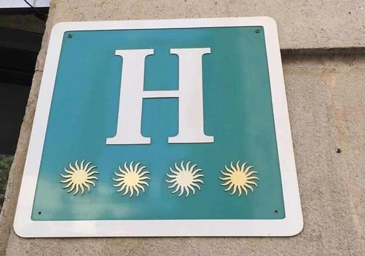 Imagen de archivo de la placa de un hotel.