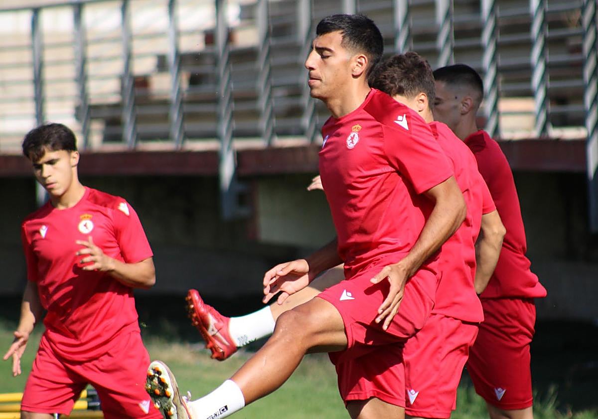 Thiago Ojeda, en primer término, durante un entrenamiento con la Cultural.
