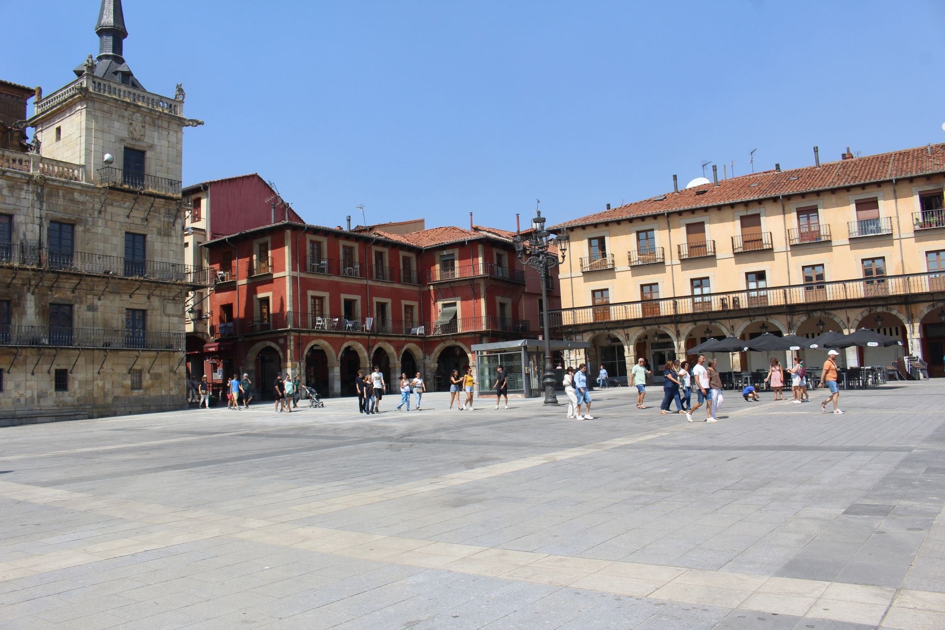 La Plaza Mayor de León luce reformada al completo