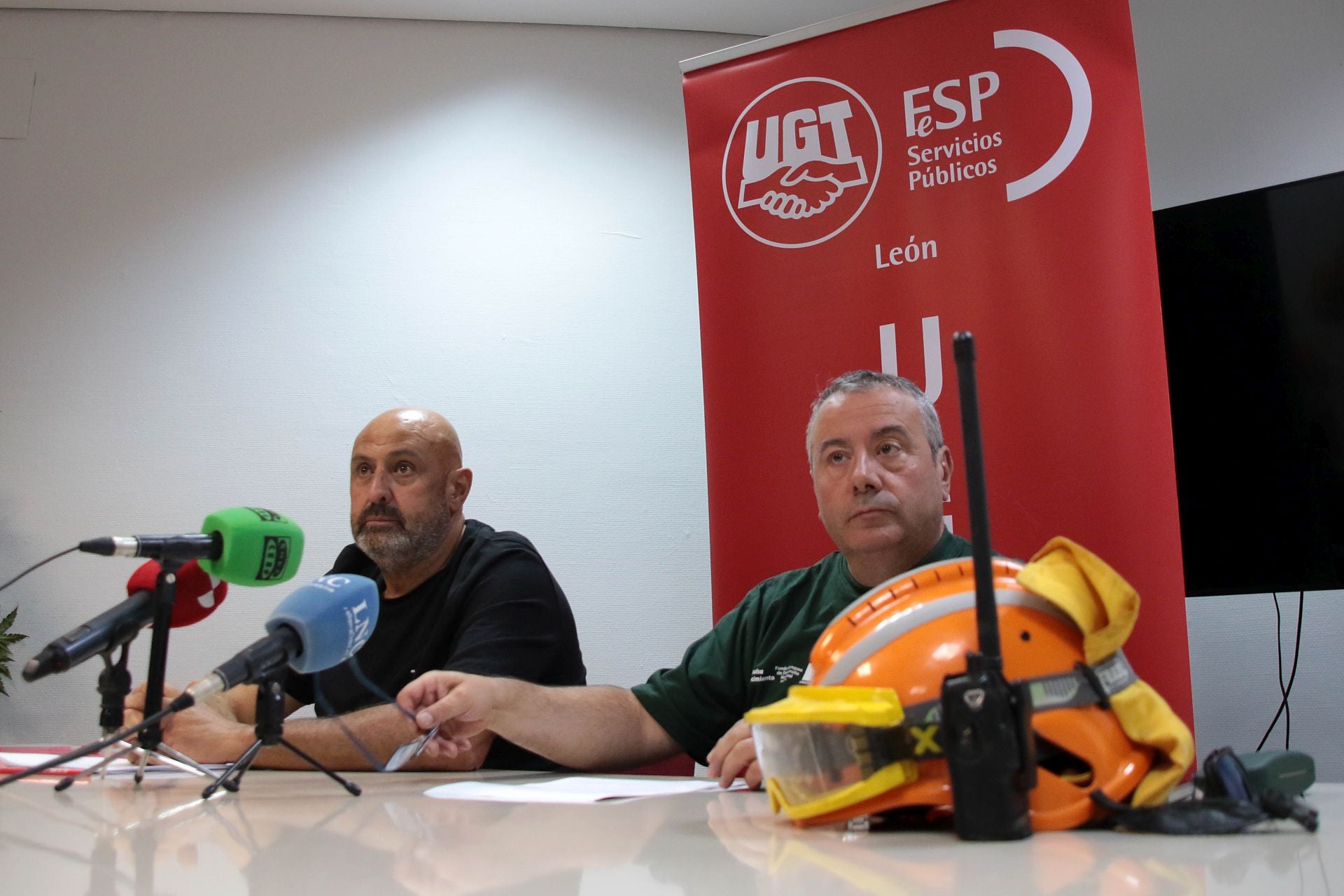 El secretario general de Servicios Públicos de la UGT de León, Juan Miguel Martínez, y el delegado sindical y agente medioambiental, Alfonso Vallecillo