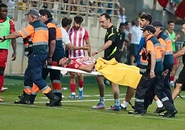 Baptistao siendo retirado del césped del Reino de León.