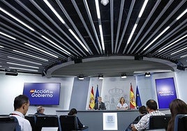 La portavoz y ministra de Educación, Formación Profesional y Deportes, Pilar Alegría, y el ministro de Interior, Fernando Grande-Marlaska, durante la rueda de prensa posterior a la reunión del Consejo de Ministros,