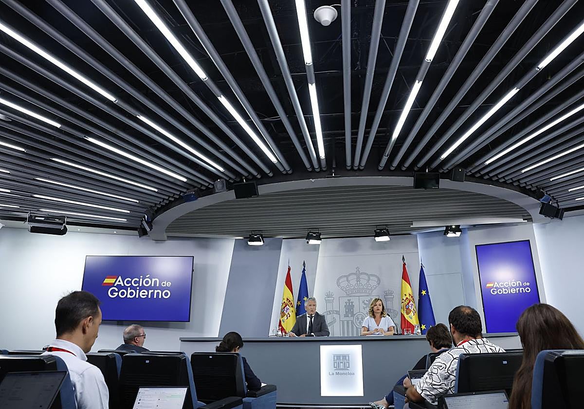 La portavoz y ministra de Educación, Formación Profesional y Deportes, Pilar Alegría, y el ministro de Interior, Fernando Grande-Marlaska, durante la rueda de prensa posterior a la reunión del Consejo de Ministros,