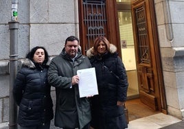 Miembros del Grupo Municipal de Vox en el Ayuntamiento de San Andrés del Rabanedo presentan la queja en la sede del Procurador del Común en León.