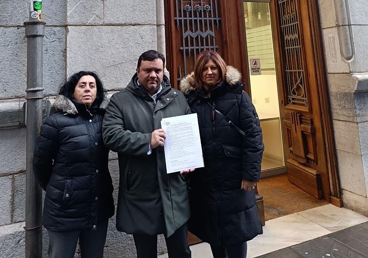Miembros del Grupo Municipal de Vox en el Ayuntamiento de San Andrés del Rabanedo presentan la queja en la sede del Procurador del Común en León.