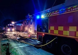 Bomberos del Ayuntamiento de León en una imagen de archivo de una intervención en un incendio durante la noche.