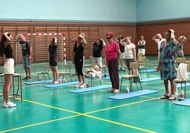 Paula Lombas dirige una actividad durante este verano en Pola de Gordón.