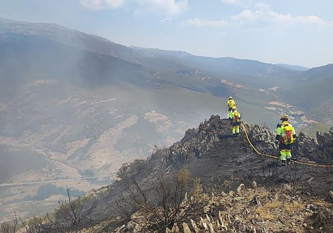 Bomberos de la Comunidad Valenciana en el incendio de Igüeña.