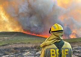 Uno de los integrantes de la Brif de Tabuyo en el incendio de Igüeña.