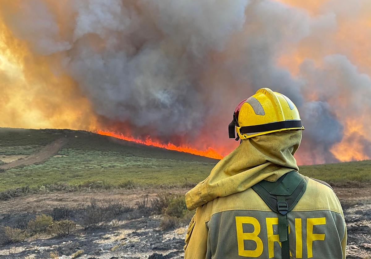 Uno de los integrantes de la Brif de Tabuyo en el incendio de Igüeña.