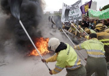 Agentes y bomberos forestales se manifiestan frente a las Cortes y queman carteles de Mañueco y Quiñones