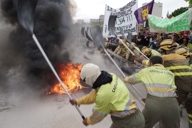 Imágenes de la protesta frente a las Cortes de Castilla y León