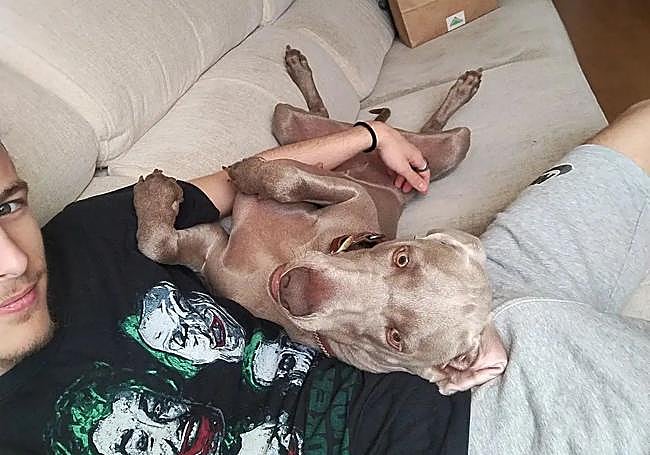 Hugo Leal junto a una mascota.