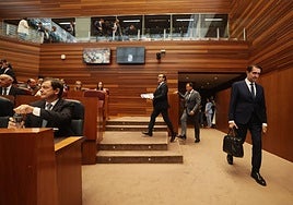 El consejero Suárez-Quiñones entra en el hemiciclo con Mañueco ya sentando en su escaño.