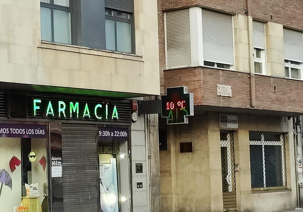 El termómetro de una farmacia en Alcalde Miguel Castaño marca 10 grados a primera hora de la mañana de este viernes 29 de agosto.