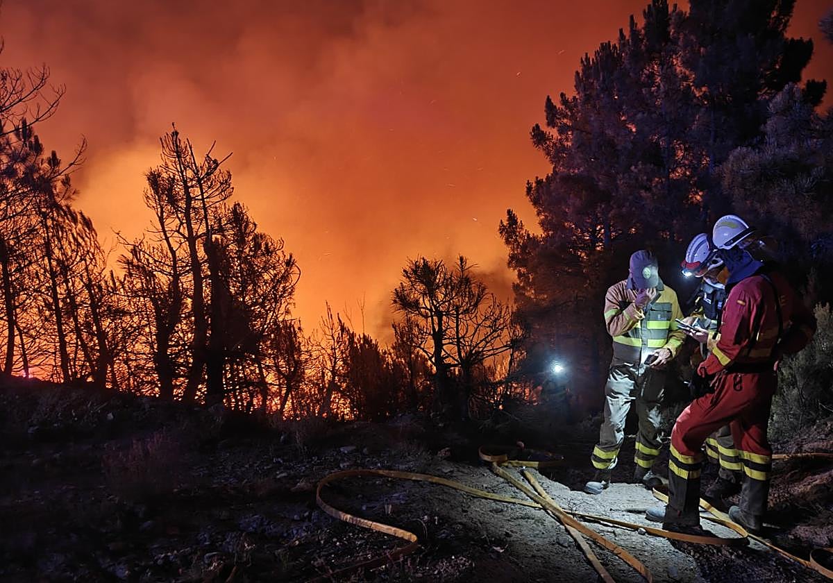 La UME trabajando en uno de los incendios de la provincia leonesa.