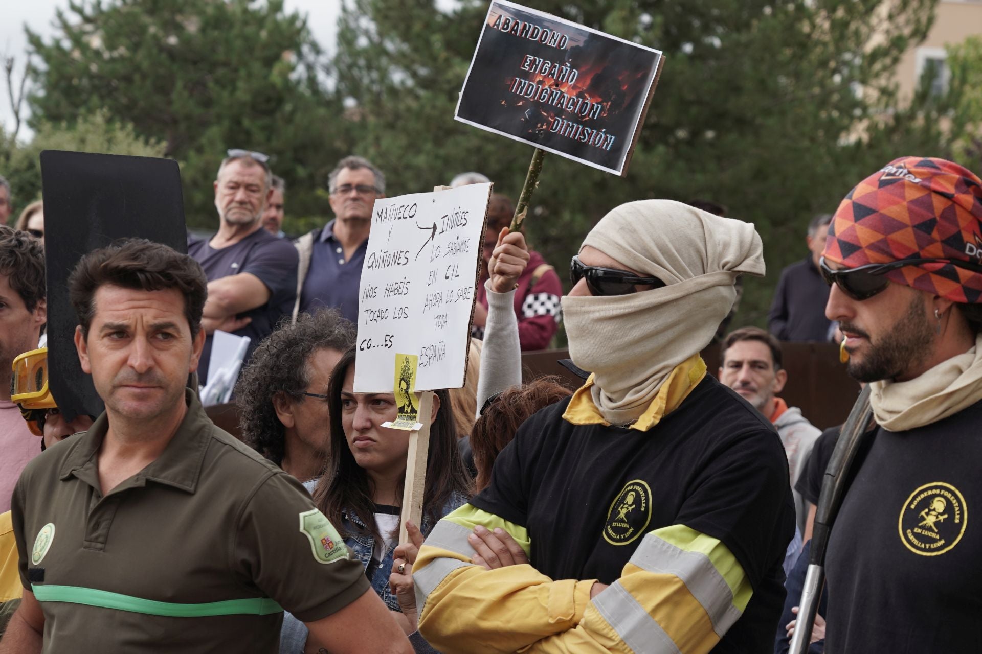 Concentración frente a las Cortes para exigir el cese del consejero de Medio Ambiente