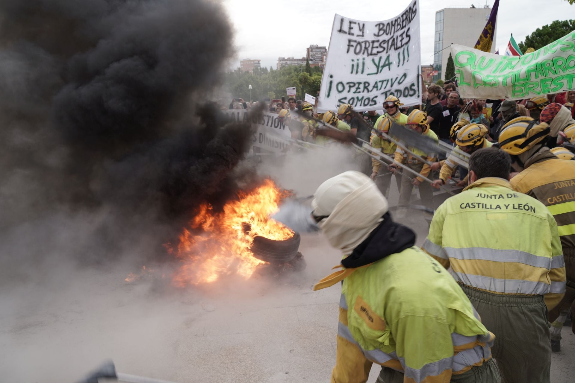Concentración frente a las Cortes para exigir el cese del consejero de Medio Ambiente