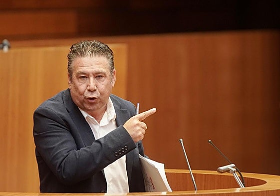 El portavoz de la UPL, Luis Mariano Santos, durante el Pleno extraordinario de las Cortes.