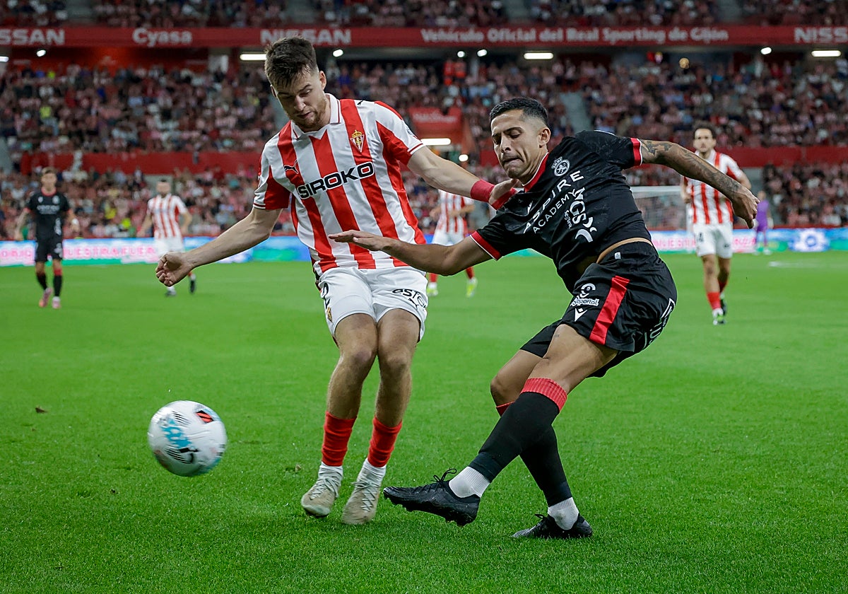 Bicho, en una acción del duelo ante el Sporting