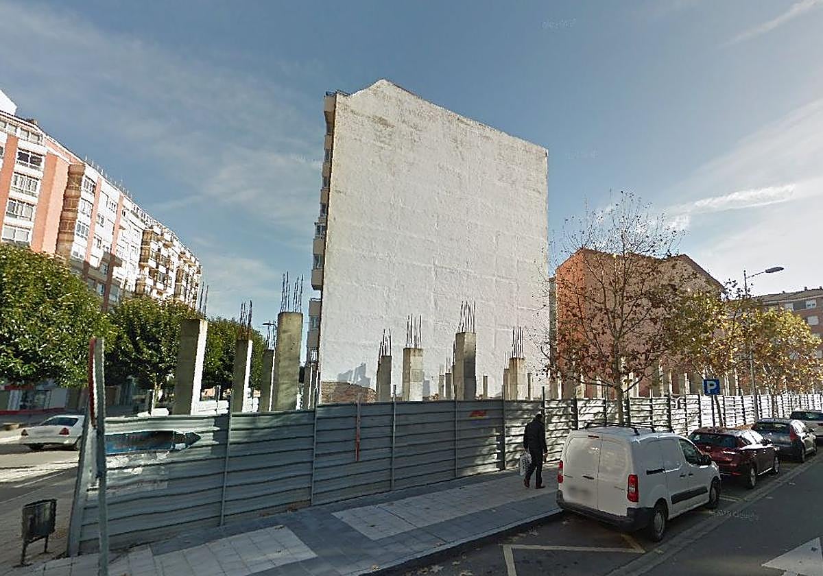 Solar en el que se construirá, esquina calle Juan Pablo II con avenida Fernández Ladreda, la mayor promoción de las aprobadas en la Junta de Gobierno Local de León.