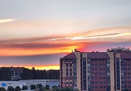 Atardecer con el humo de los pasados incendios en León.