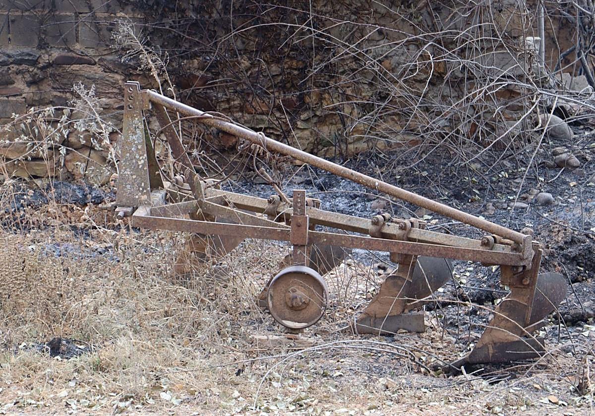 Maquinaria agrícola calcinada en Castrocalbón.