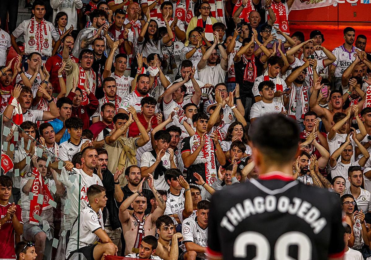 Aficionados de la Cultural en El Molinón.