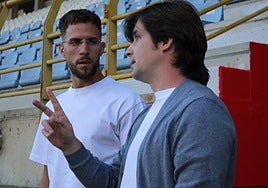 José Manzanera (D), director deportivo de la Cultural, junto al último fichaje leonés, Iván Calero.