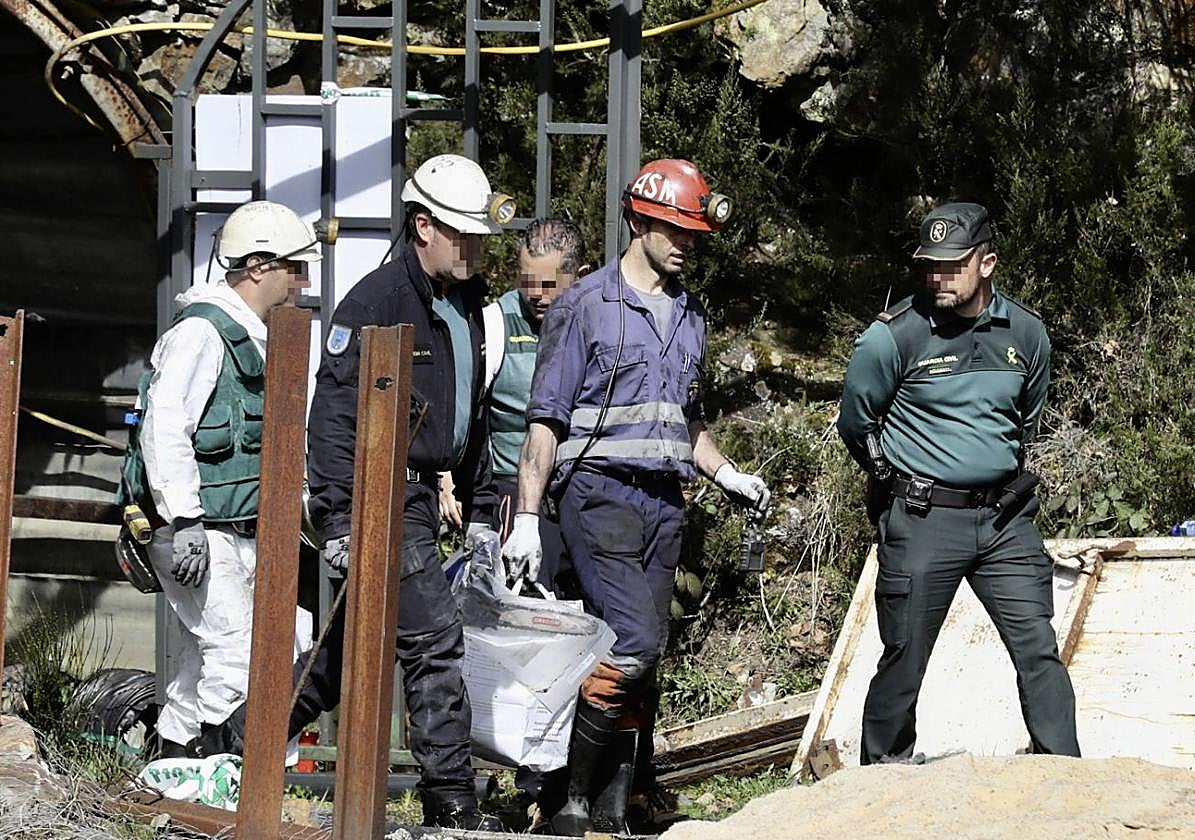 La Policía Judicial accede a la mina de Cerredo para inspeccionar el lugar de la explosión.
