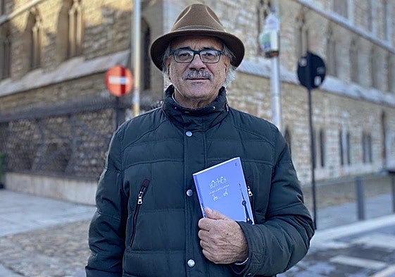 Antonio T. Reguera en el Museo Casa Botines Gaudí con su libro 'Botines. Un solar, un pleito y una casa'.