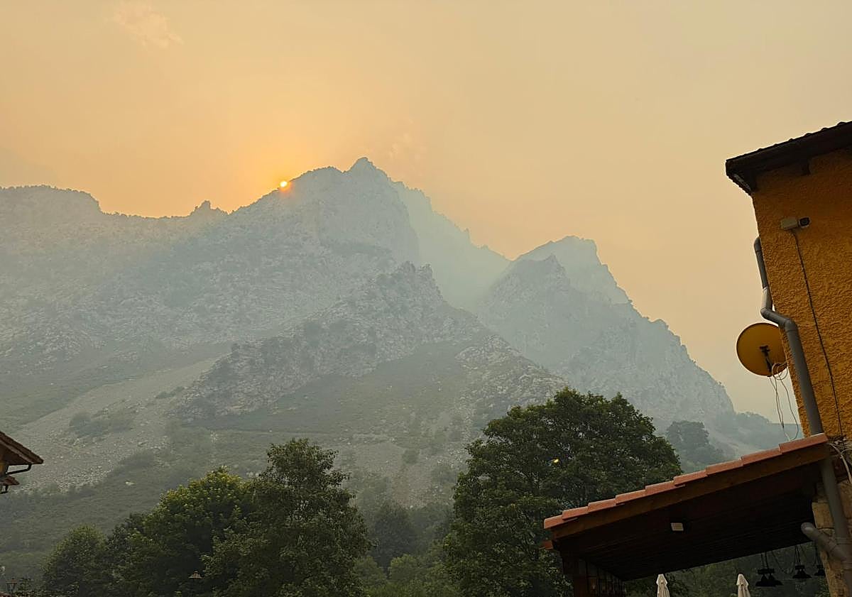Imagen principal - Imágenes de Caín durante los incendios.
