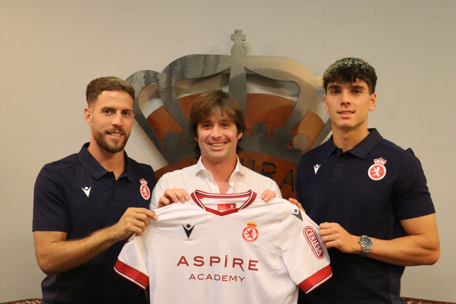 Iván Calero (I) y Roger Hinojo (D), en su presentación como nuevos jugadores de la Cultural junto al director deportivo, José Manzanera (C).