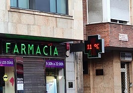 Un termómetro en la avenida Alcalde Miguel Castaño de León marca 11 grados a primera hora de la mañana.