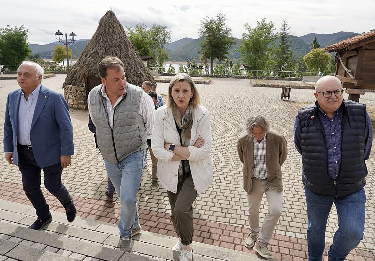 La vicepresidenta de la Junta y consejera de Familia e Igualdad de Oportunidades, Isabel Blanco, se reúne en Riaño con alcaldes de municipios del entorno del Parque Nacional de los Picos de Europa afectados por los incendios.