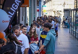 Cola a las puertas de la tienda.