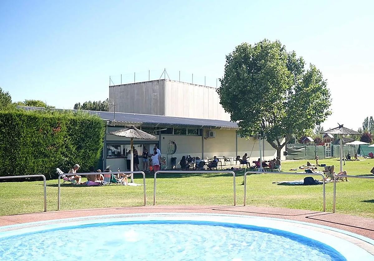 Piscina de Sariegos en una imagen de archivo.