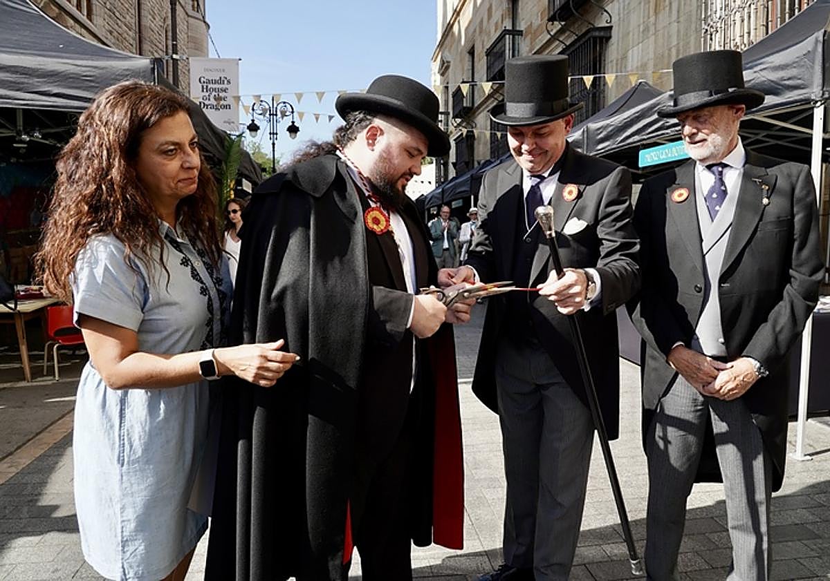 Imagen principal - El presidente y el director de Fundos, Jorge Luis García y José María Viejo y el director del Museo Casa Botines, Raúl Fernández Sobrino, asisten al acto de inauguración en la Feria Modernista de León, que cuenta con Nestor López como mantenedor. 