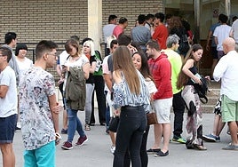 Personas entran a examinarse en La Rioja.