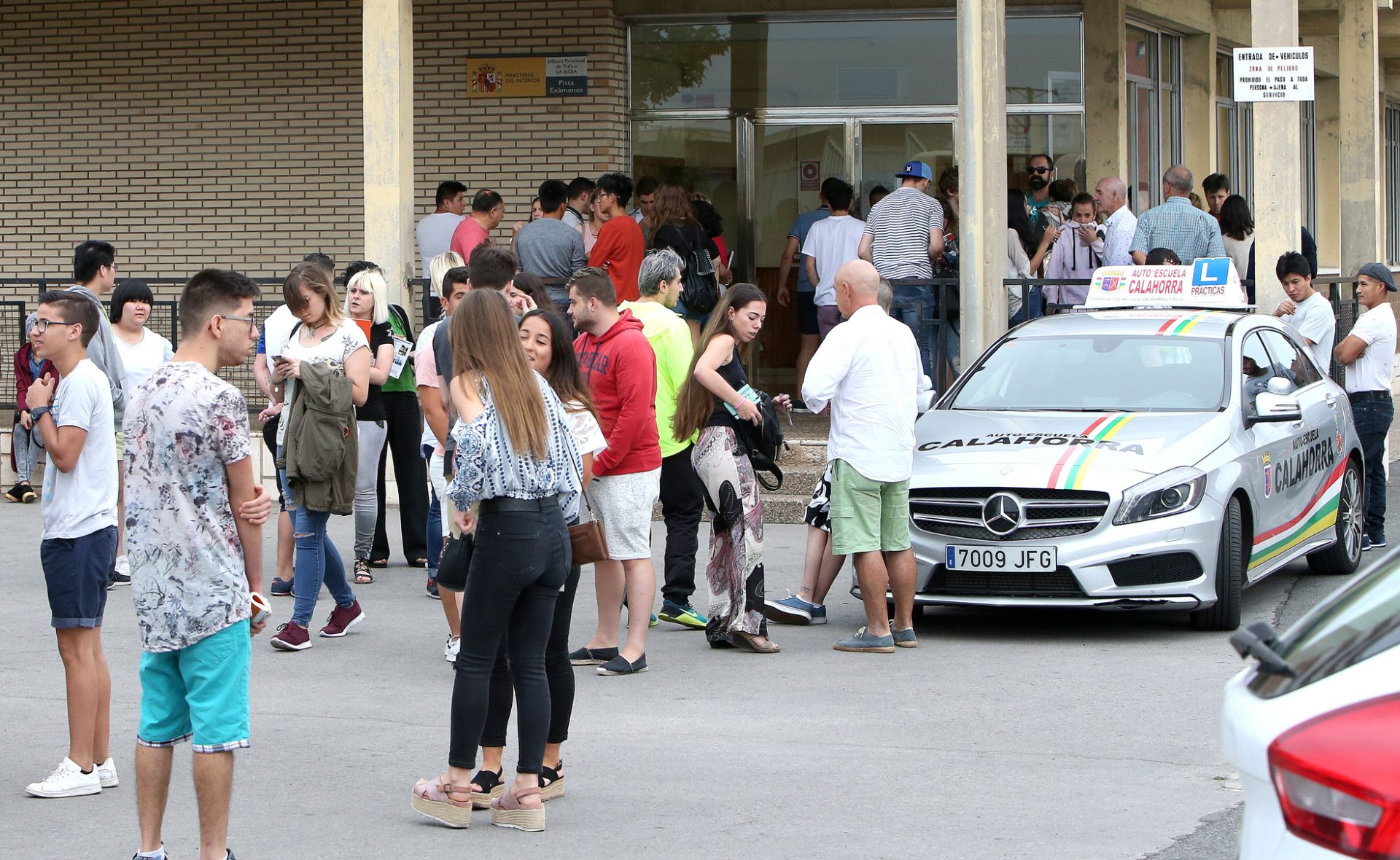 Personas entran a examinarse en La Rioja.