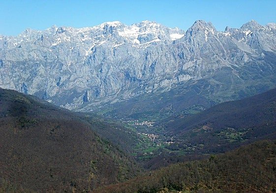 En Valdeón o lo que queda de él, es aún identificable la huella humana. bosque en los planos medios y pradería en el fondo de valle.