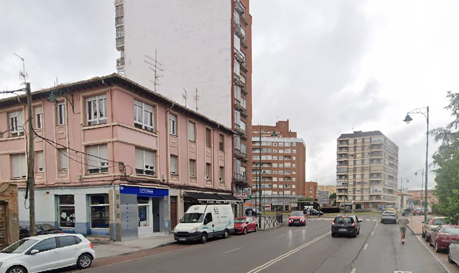 La calle Entalladores vista desde la avenida de La Magdalena.