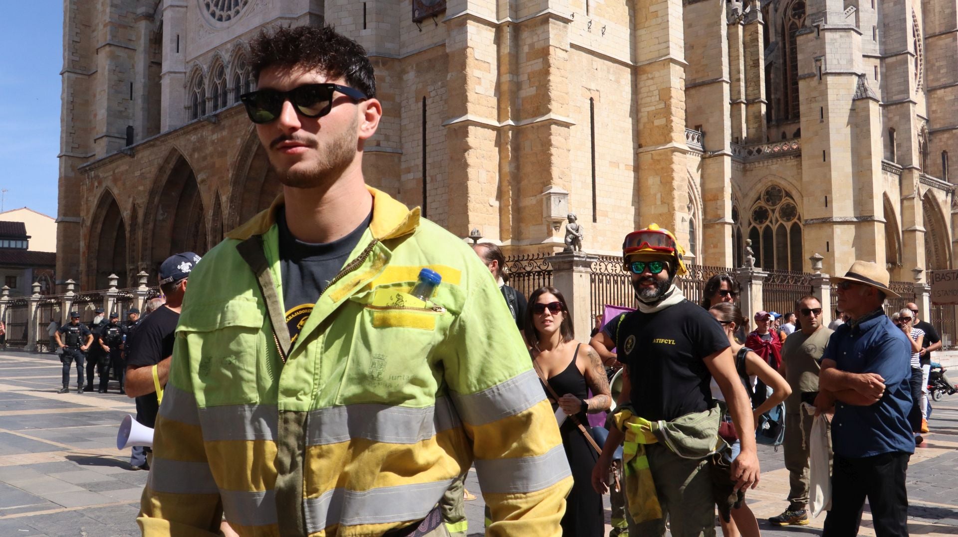 Decenas de &#039;Bomberos forestales&#039; toman las calles de la capital leonesa