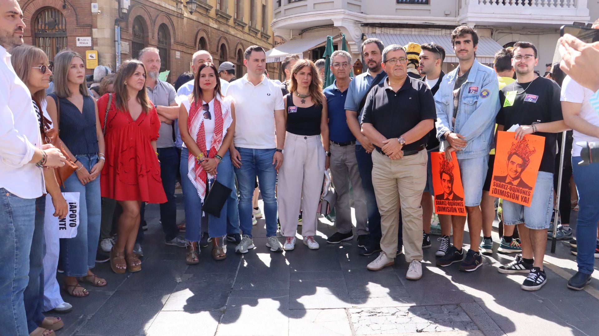 Decenas de &#039;Bomberos forestales&#039; toman las calles de la capital leonesa