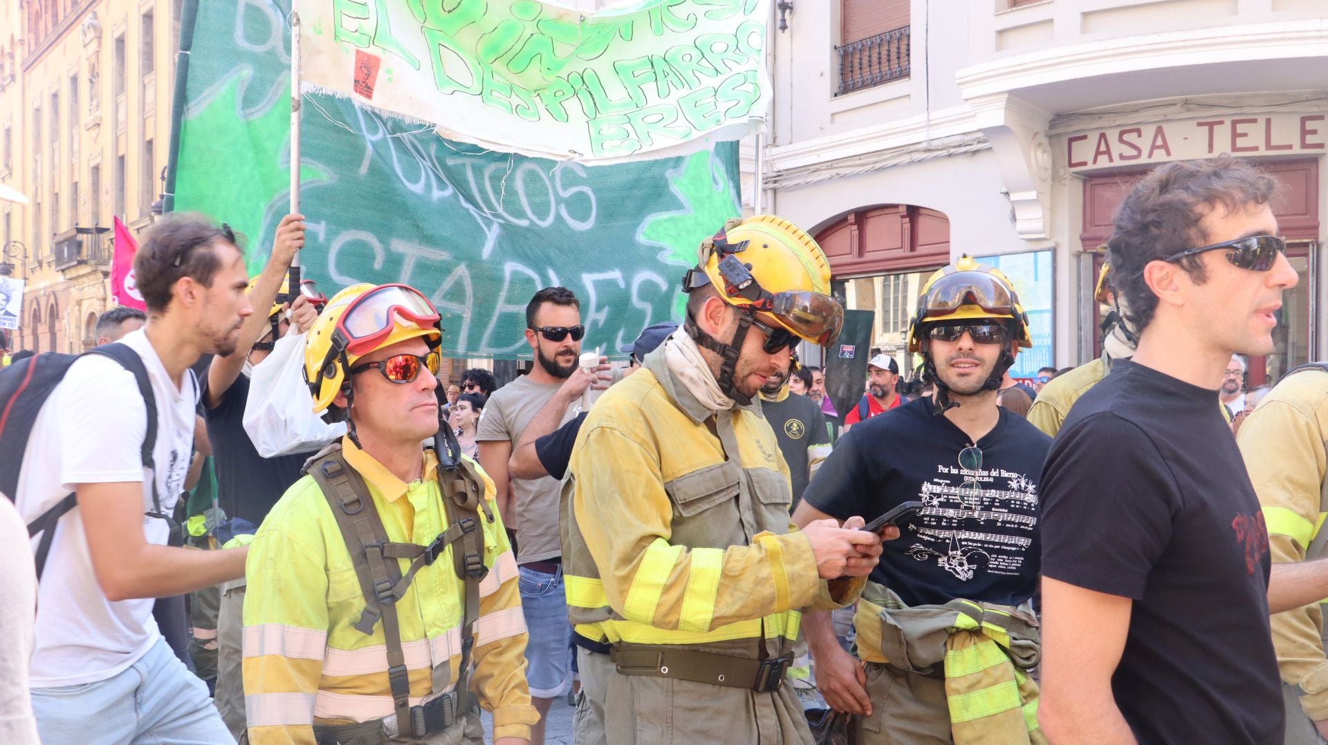 Decenas de &#039;Bomberos forestales&#039; toman las calles de la capital leonesa