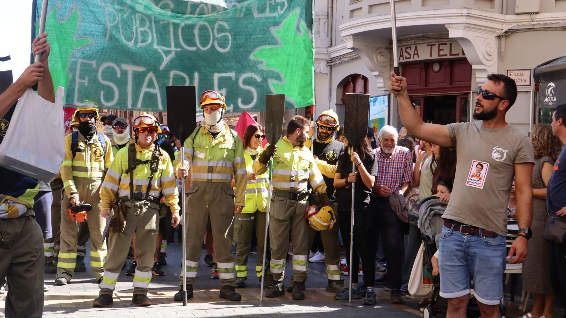 Decenas de &#039;Bomberos forestales&#039; toman las calles de la capital leonesa