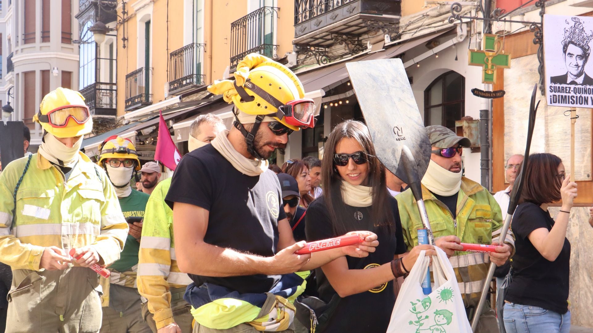 Decenas de &#039;Bomberos forestales&#039; toman las calles de la capital leonesa